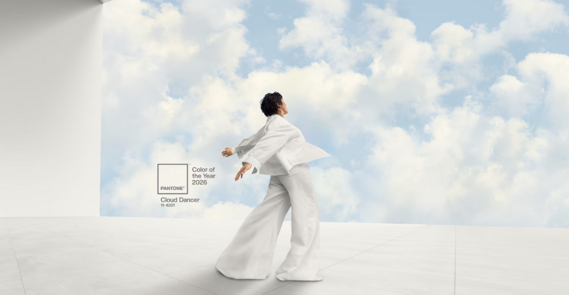 Cloud Dancer Pantone 2026 branco suave aplicado em design de interiores com ambiente claro e minimalista